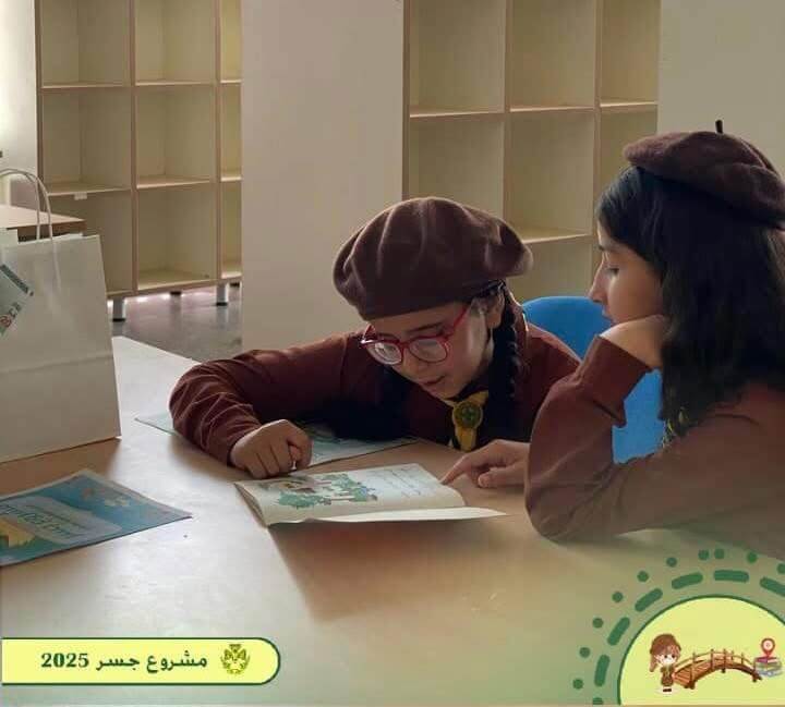 مشروع «جسر» ينشر حب القراءة بين زهرات الكشافة الليبية 6 IMG 1602